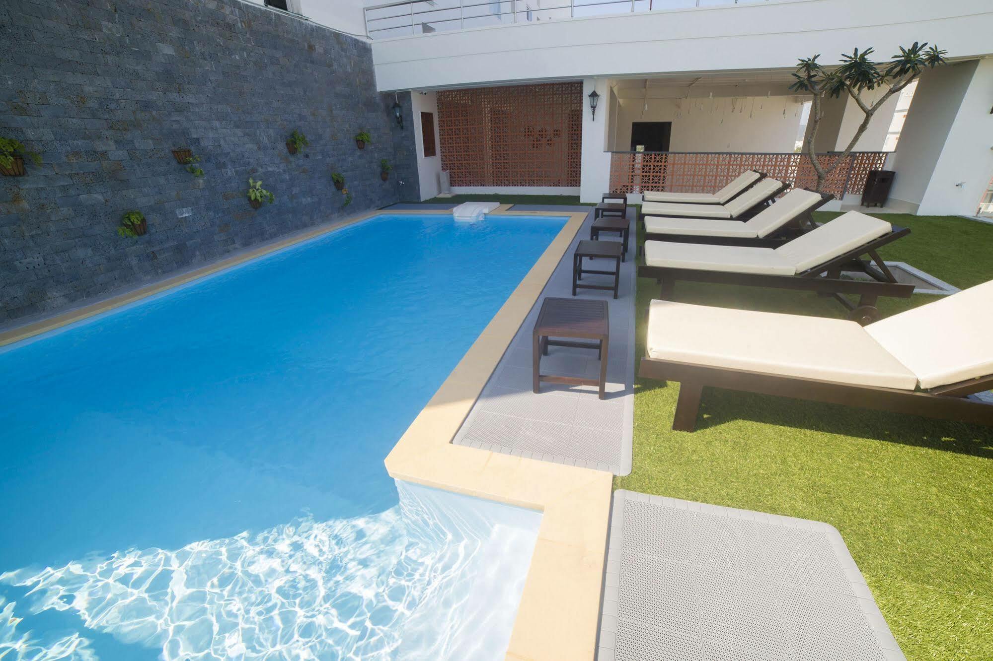 Edele Nha Trang Hotel Bagian luar foto